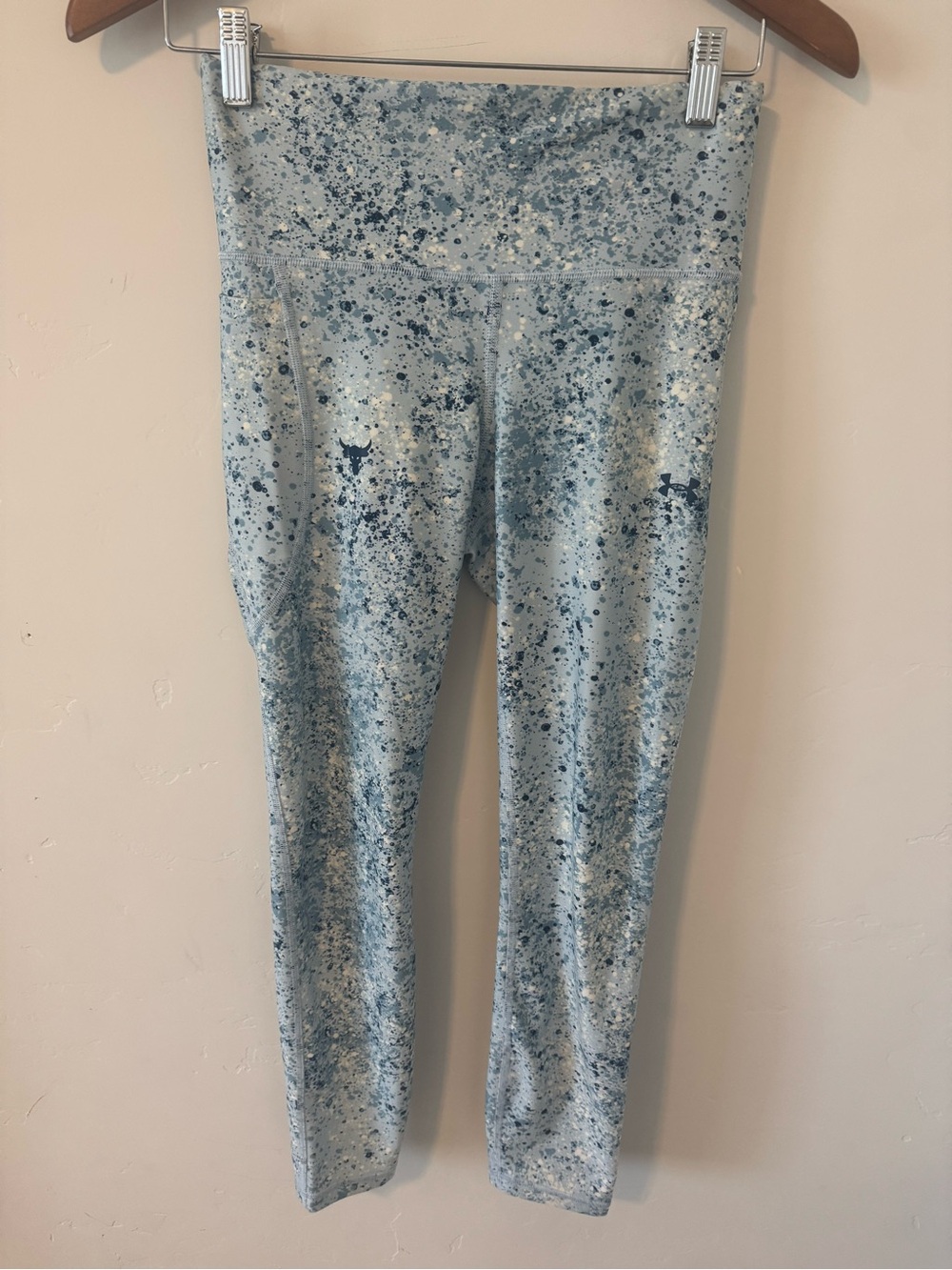 Under Armour Women’s Light Blue Splatter-Print Leggings.